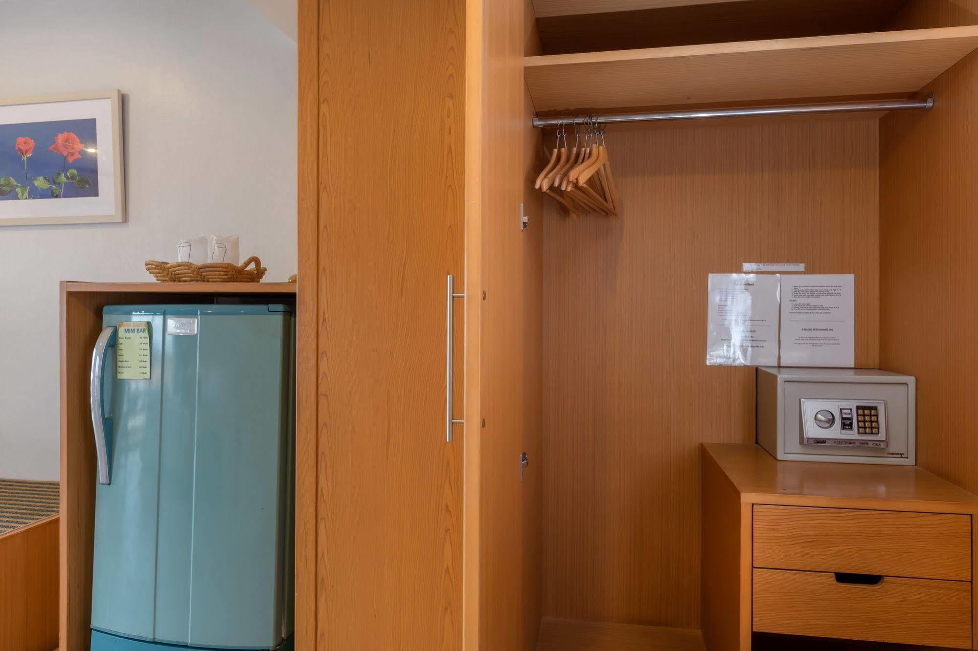 Seven Oaks Inn Jomtien Beach Esterno foto