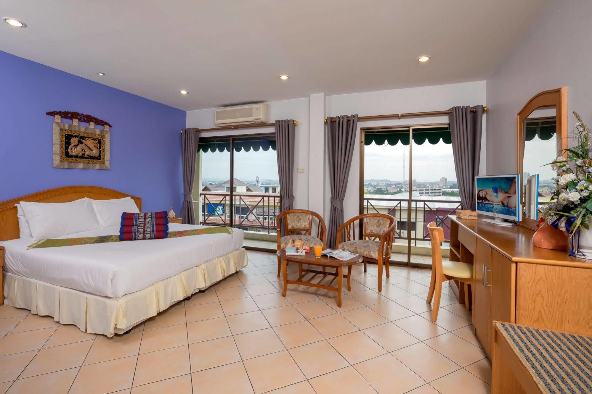 Seven Oaks Inn Jomtien Beach Esterno foto