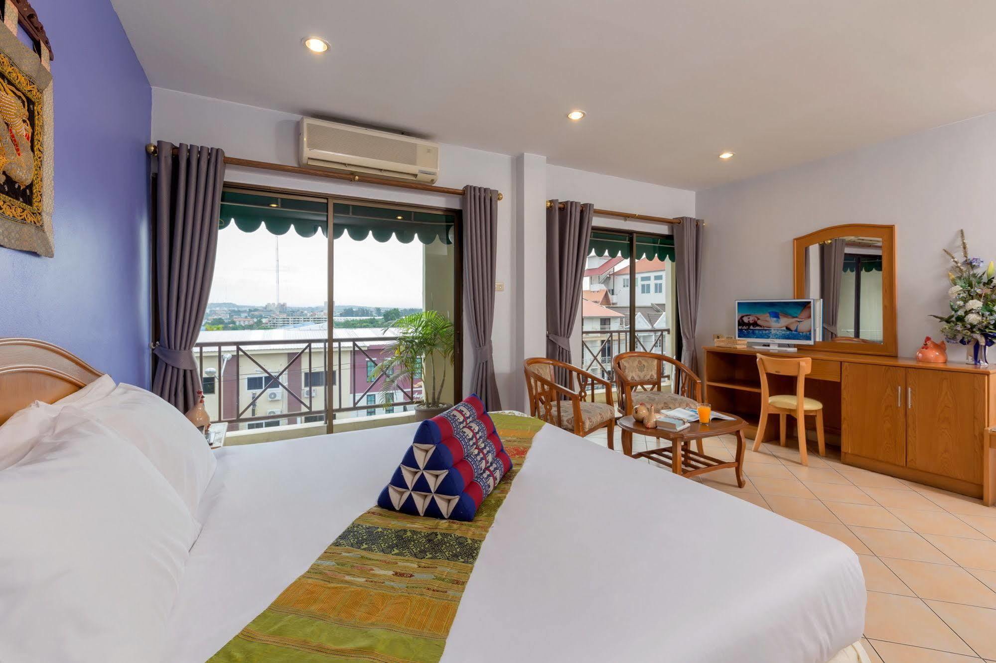 Seven Oaks Inn Jomtien Beach Esterno foto