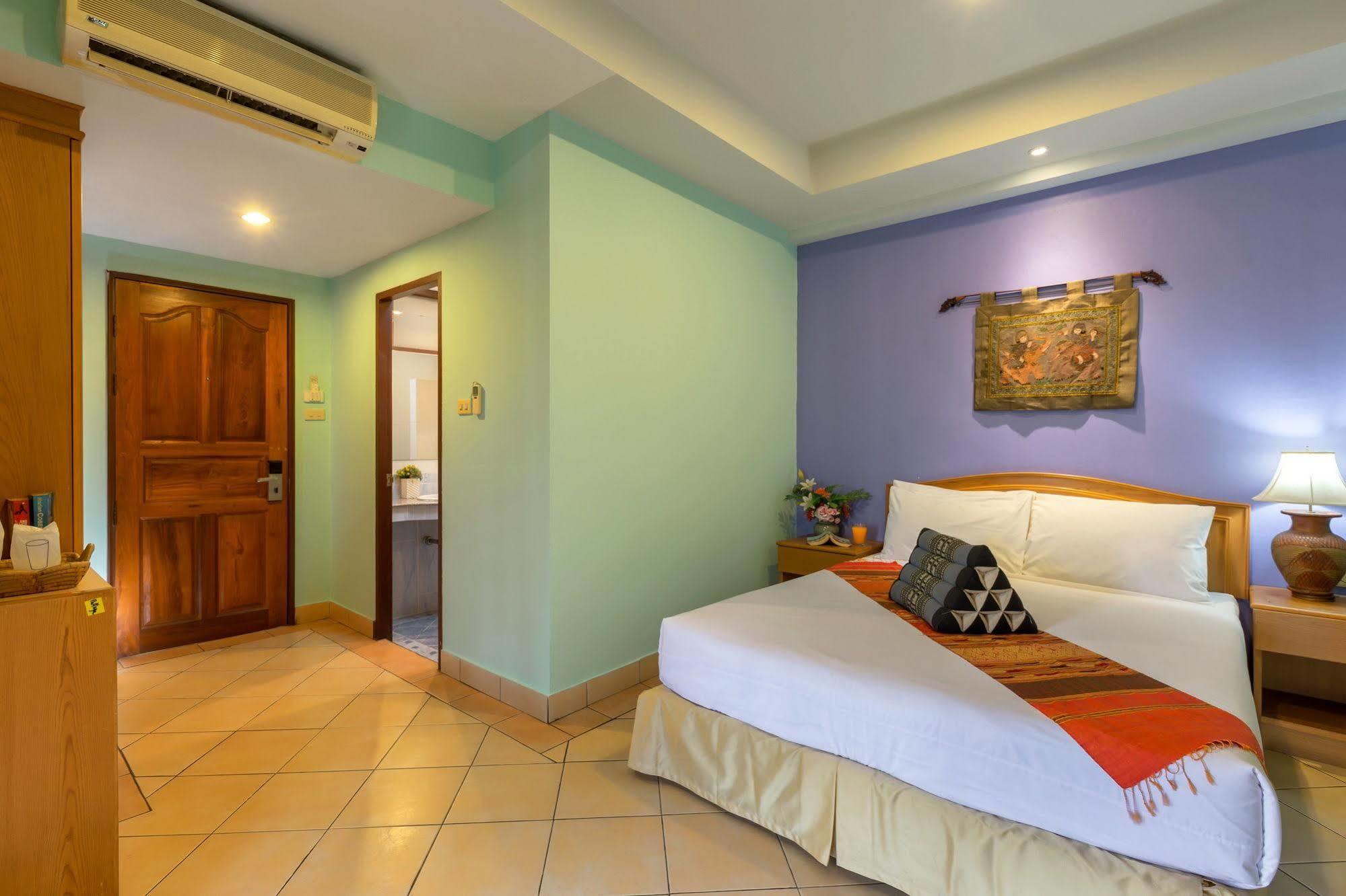 Seven Oaks Inn Jomtien Beach Esterno foto