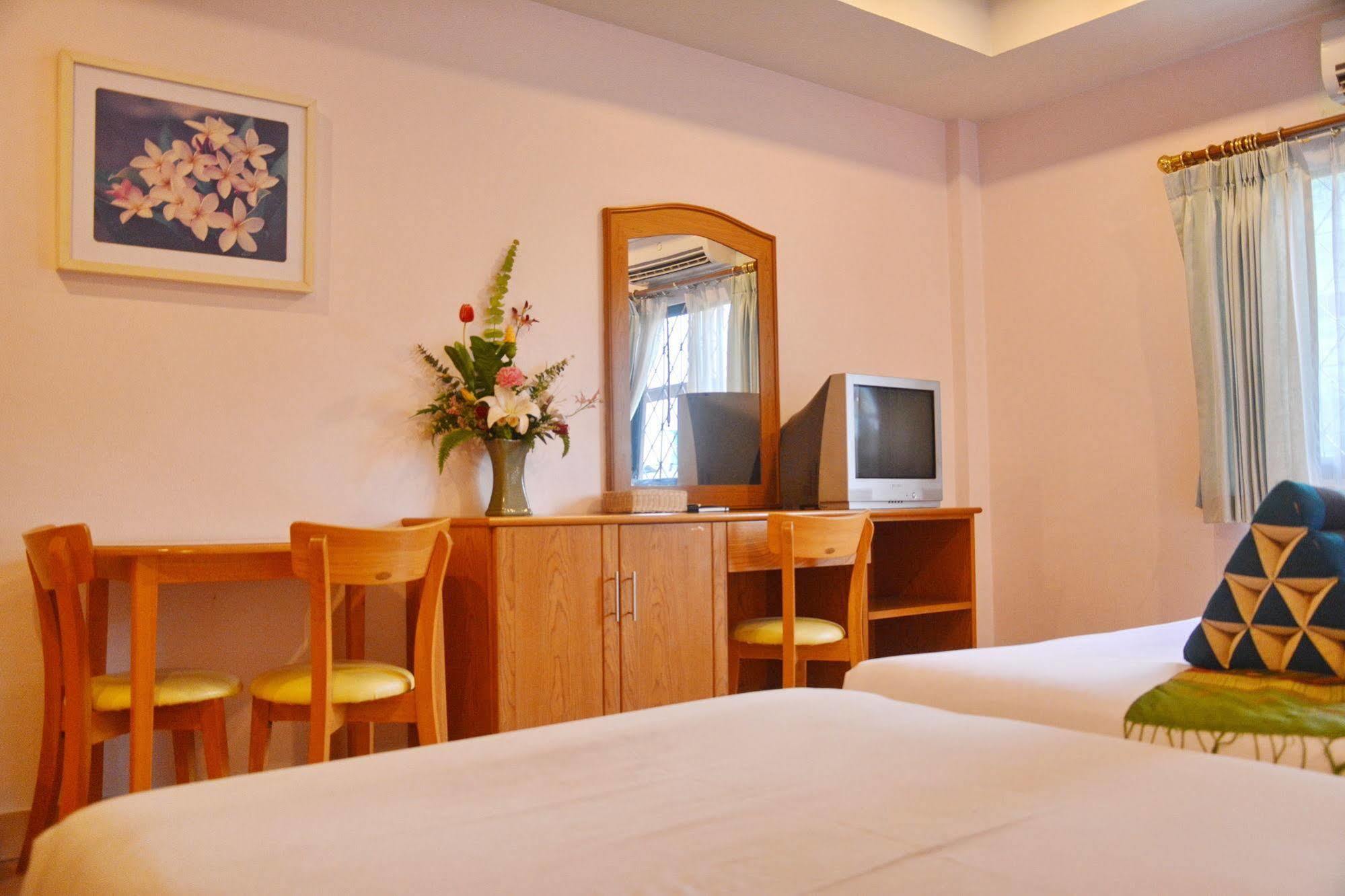 Seven Oaks Inn Jomtien Beach Esterno foto