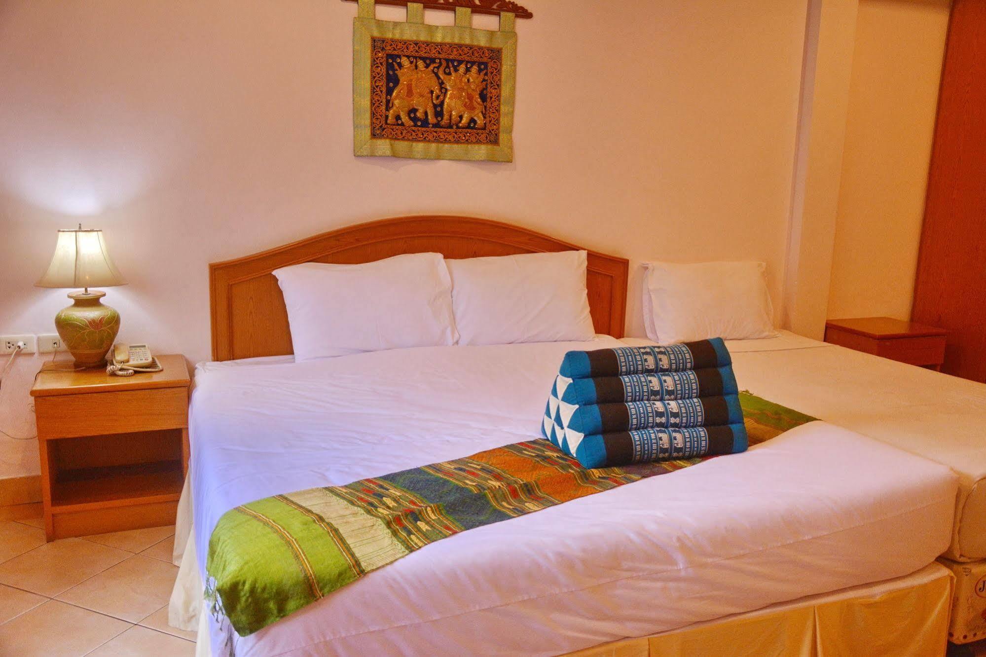 Seven Oaks Inn Jomtien Beach Esterno foto