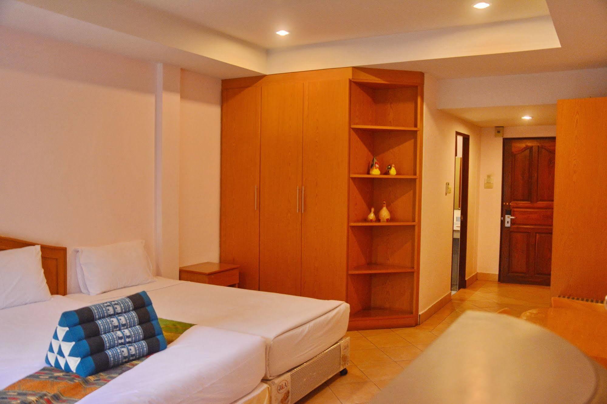 Seven Oaks Inn Jomtien Beach Esterno foto