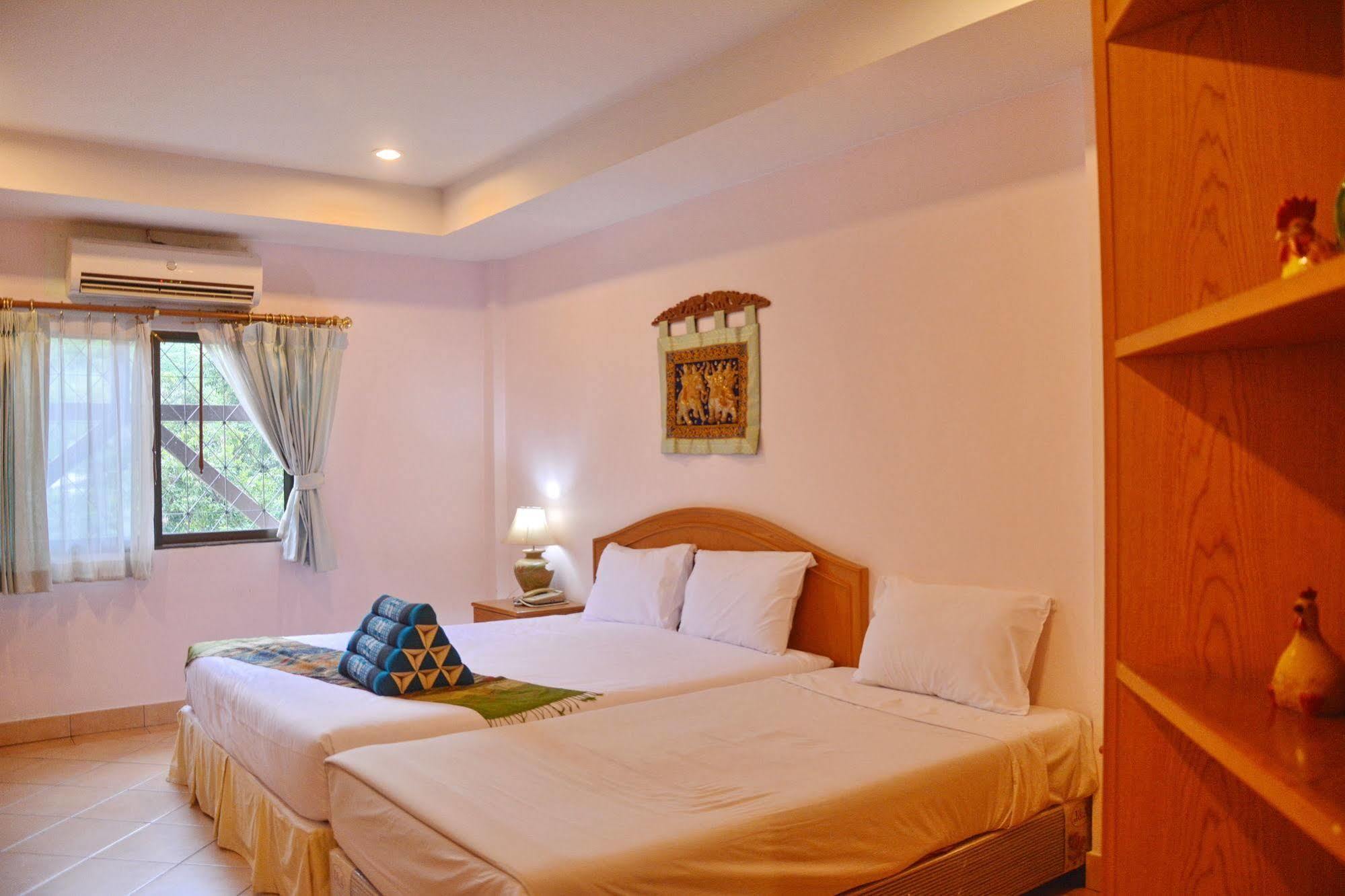 Seven Oaks Inn Jomtien Beach Esterno foto