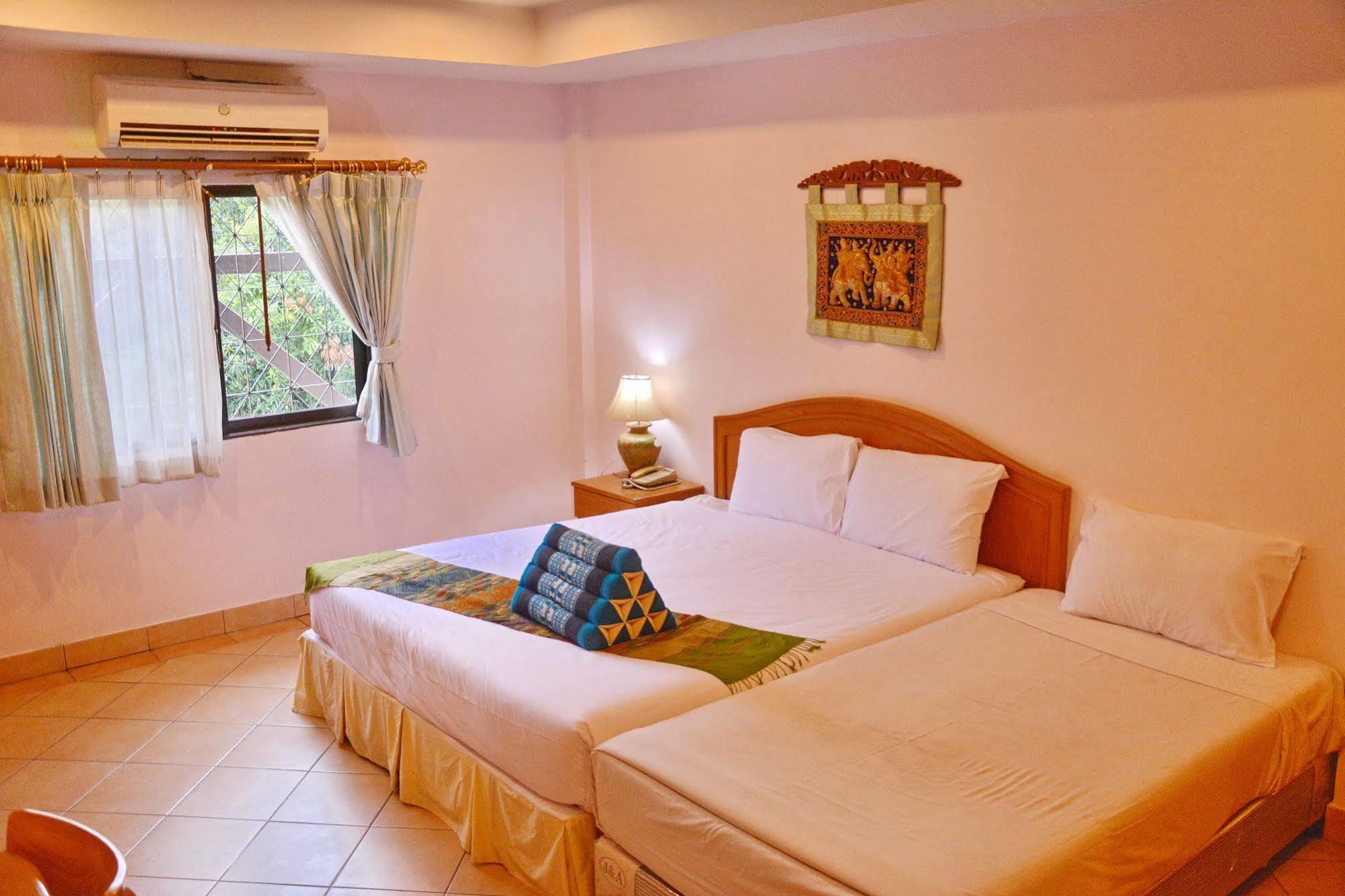 Seven Oaks Inn Jomtien Beach Esterno foto