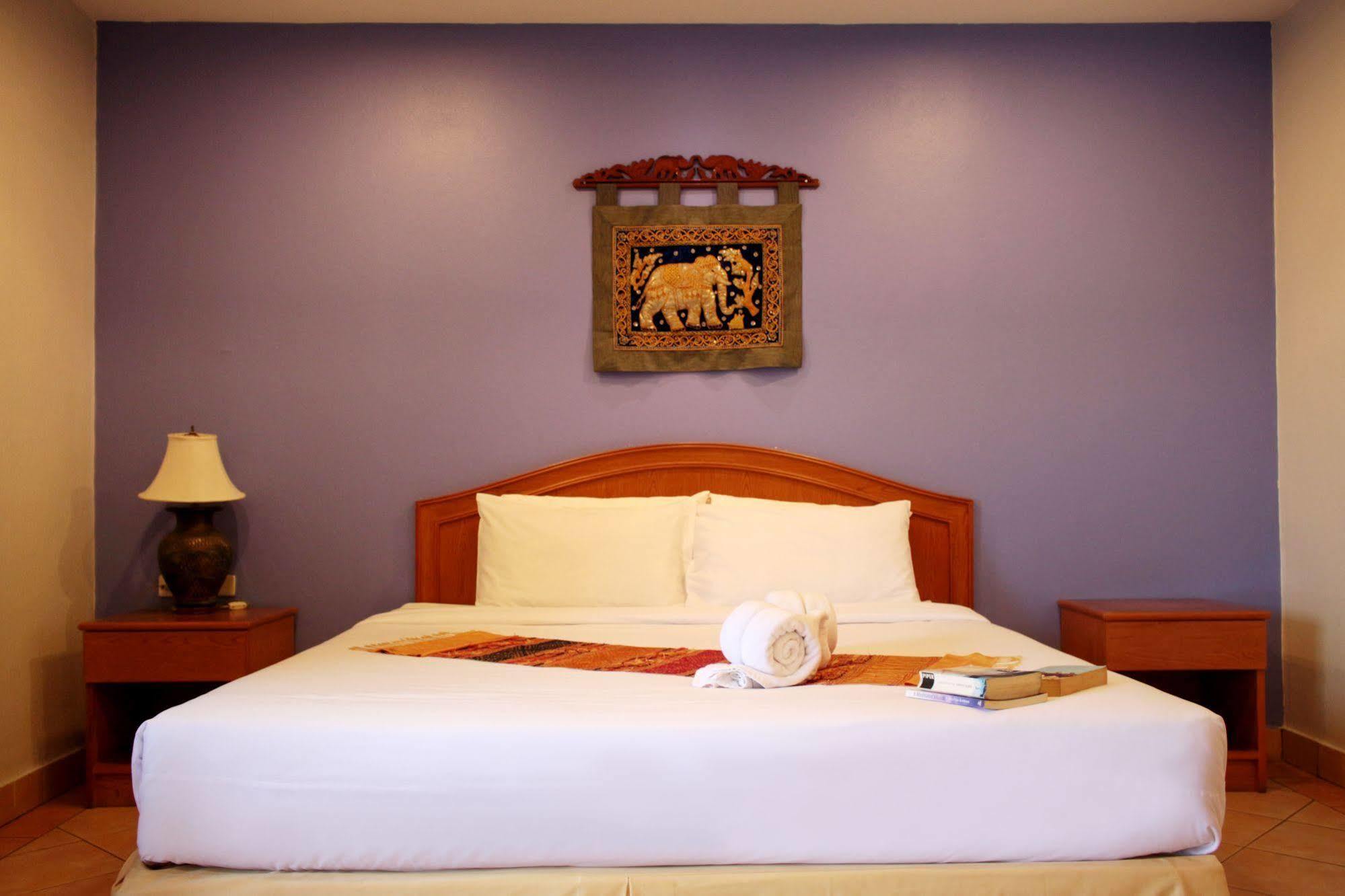 Seven Oaks Inn Jomtien Beach Esterno foto