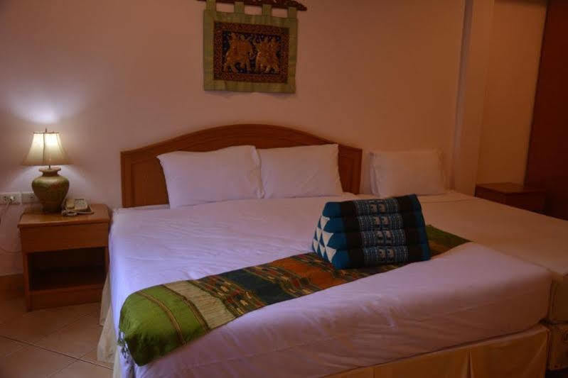 Seven Oaks Inn Jomtien Beach Esterno foto